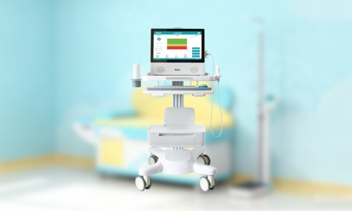 兒保科醫(yī)生為兒童進(jìn)行骨密度檢測(cè)