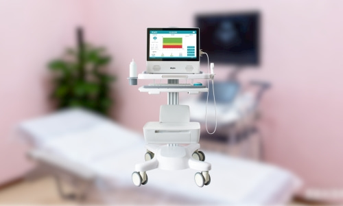 醫(yī)生使用便攜式超聲骨密度儀為受檢者檢測(cè)