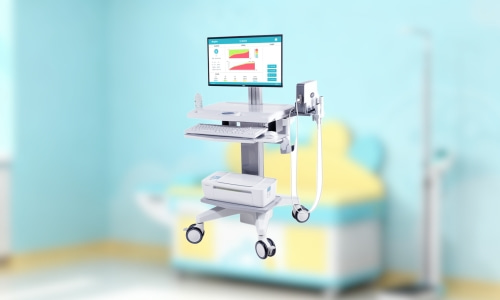 兒保科醫(yī)生為兒童進(jìn)行超聲骨密度檢測