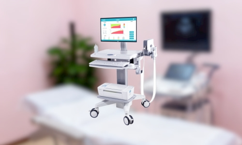 醫(yī)生使用超聲骨密度儀為受檢者檢測